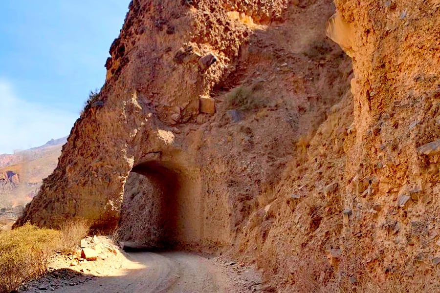 Atacama de carro - Túnel rústico na RP13 na Quebrada de Humahuaca